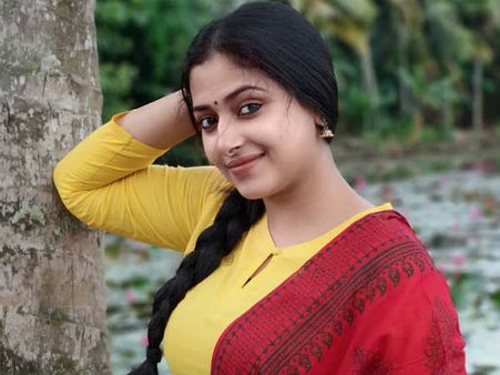 ആ കമന്റ് കണ്ടപ്പോൾ ആദ്യം മനസ്സിൽ വന്നത് അതായിരുന്നു!! ടൊവിനോയുമായുള്ള ഗ്യാപ്പിനെക്കുറിച്ച് അനു