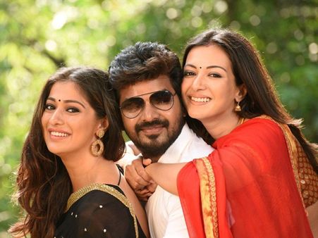 നാഗ കന്യകയായി വരലക്ഷ്മി, ഒപ്പം 22 അടി നീളമുള്ള രാജവെമ്പാലയും!