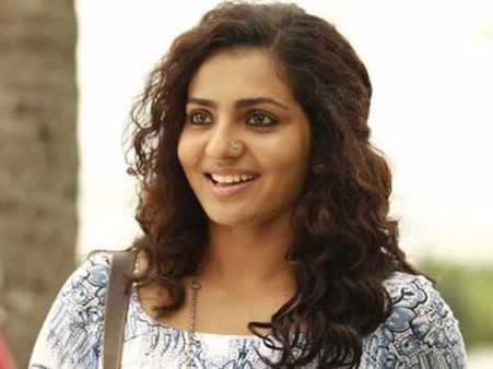 ആക്രമിക്കപ്പെട്ട യുവതിയായി പാര്‍വ്വതി എത്തുന്നു! പുതിയ ചിത്രം ഉയരെയുടെ ഷൂട്ടിംഗ് ആരംഭിച്ചു!!