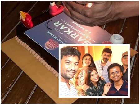 സർക്കാരിന്റെ വിജയാഘോഷം പൊളിച്ചു!! കേക്കിനൊപ്പം മിക്സിയും ഗ്രൈന്ററും, ചിത്രം കാണൂ