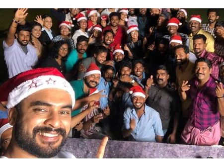 ഉയരെയുടെ സെറ്റില്‍ ക്രിസ്മസ് ആഘോഷിച്ച് ടൊവിനോയും പാര്‍വതിയും! വീഡിയോ വൈറലാവുന്നു! കാണൂ