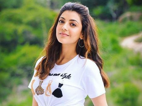 ആരുടേതാണ് ആ കൈ, കാജലിന്റെ പോസ്റ്റിന് പിന്നിലുള്ള നിഗൂഢത ചികഞ്ഞ് ആരാധകര്‍
