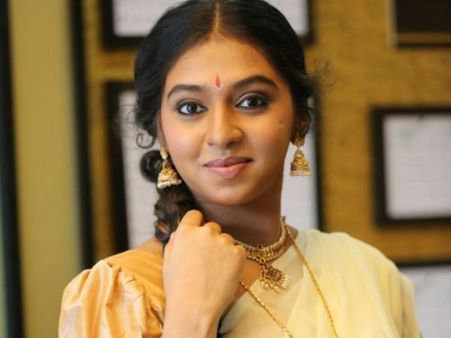 അറിവാണ് വലുത്, അഭിനയം പിന്നെ! ലക്ഷ്മി മേനോന്‍ പഠന തിരക്കുകളിലാണോ?