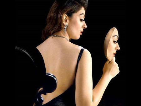 ഹന്‍സികയുടെ അന്‍പതാമത്തെ ചിത്രം, ഫസ്റ്റ്‌ലുക്ക് പോസ്റ്റര്‍ പുറത്ത്!!