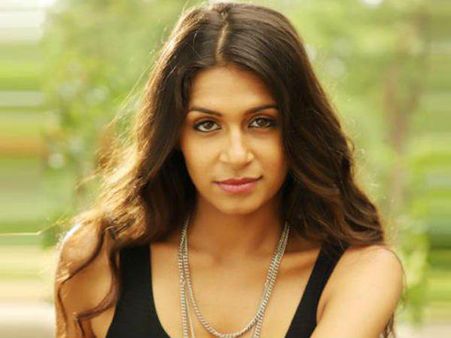 പുകവലിച്ചും മദ്യപിച്ചും സണ്ണി ലിയോണിന്റെ സഹോദരിയും തമിഴ് സിനിമയില്‍