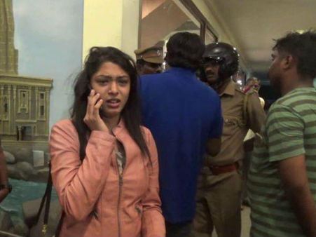 മലയാള സിനിമയില്‍ അഭിനയിച്ചുകൊണ്ടിരിക്കുന്ന നടി മഞ്ജുവിനെ ലോഡ്ജില്‍ തടഞ്ഞുവച്ചു