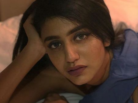 വീണ്ടും പ്രിയ പ്രകാശിന്റെ കണ്ണുകള്‍ സംസാരിക്കുന്നു, കിടക്കയില്‍ കിടന്നുകൊണ്ടൊരു ചിത്രം വൈറലാകുന്നു!!