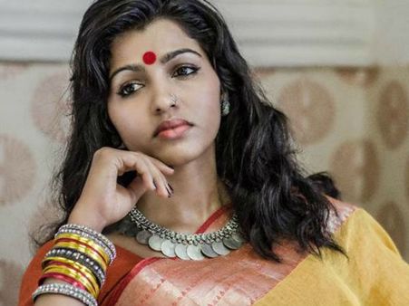 ദുല്‍ഖര്‍ സല്‍മാന്റെ നായിക സൂപ്പര്‍ ആക്ഷന്‍ ചിത്രവുമായി എത്തുന്നു, യോഗി ഡാ !!