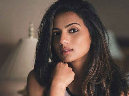 #metoo എല്ലാം തുറന്നു പറഞ്ഞു, ദുല്‍ഖറിന്റെ നായികയ്ക്ക് ഇപ്പോള്‍ അവസരങ്ങളില്ല!!