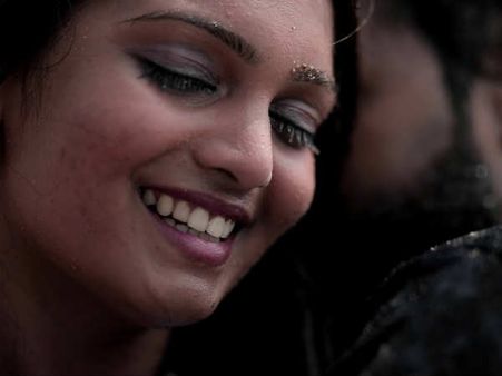 മറ്റൊരു പ്രണയകാവ്യം രചിച്ച് മഴ.. 'അവൾ മഴപോലെ', മനോഹരമായ ആൽബം കാണൂ