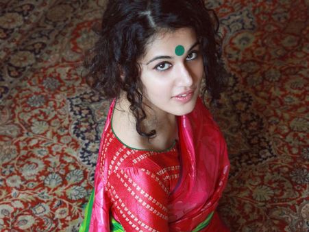 ഇപ്പോള്‍ സെറ്റിലെത്തുമ്പോള്‍ സ്ത്രീകളോട് സംസാരിക്കുമ്പോള്‍ അവര്‍ സൂക്ഷിക്കാറുണ്ട്; തപ്‌സി പറയുന്നു