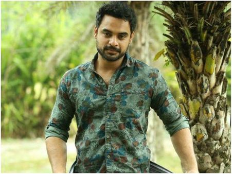 രക്ഷകനായി വരുന്നവരെ എറിഞ്ഞുകൊല്ലും! മാസ്സ് മറുപടിയുമായി ടൊവിനോ തോമസ്! കാണൂ!