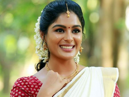 തീവണ്ടി നായിക സംയുക്ത മേനോന്റെ ഗ്ലാമറസ് ഫോട്ടോഷൂട്ട് വൈറല്‍! കാണൂ