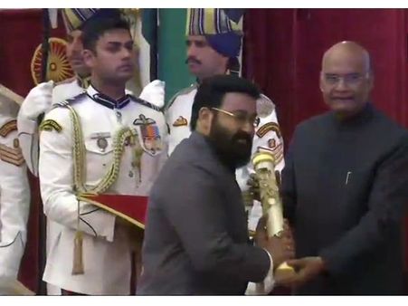 മലയാള സിനിമയ്ക്ക് അഭിമാന നിമിഷം! രാഷ്ട്രപതിയില്‍നിന്നും പത്മഭൂഷണ്‍ ഏറ്റുവാങ്ങി മോഹന്‍ലാല്‍!
