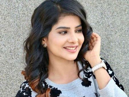 ഷെയിന്‍ നിഗത്തിന്റെ പുതിയ നായിക ഈ കൊച്ചു സുന്ദരി!!