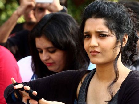 റിതിക സിംഗിന്റെ മീ ടൂ; കോടതി കയറാനൊരുങ്ങി സംവിധായകനും നിര്‍മാതാവും