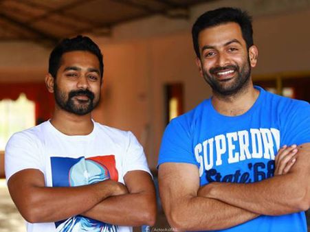 വന്‍വിജയത്തിലേക്കുള്ള കുതിപ്പിലല്ലേ? ലൂസിഫറിന് ടിക്കറ്റ് ലഭിച്ചില്ലെന്ന് ആസിഫ് അലി! കാണൂ!