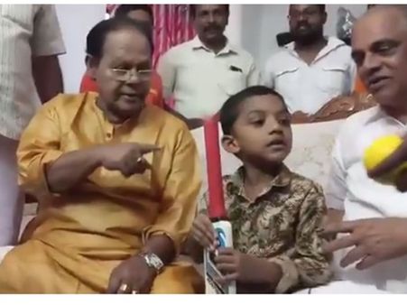 ഇന്നസെന്റ് തോല്‍ക്കുമെന്ന് പറഞ്ഞാല്‍ ആ ശരി എന്ന് പറഞ്ഞാല്‍ മതി കേട്ടോ! വൈറലായി നടന്റെ വീഡിയോ! കാണൂ