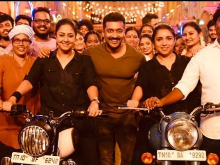 കറുത്ത വേഷത്തിൽ ബുളളറ്റിൽ ജ്യോതികയും രേവതിയും!! ഇവർക്കൊപ്പം സൂര്യയും, സർപ്രൈസ് പുറത്ത്