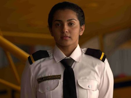 പാര്‍വ്വതിക്കൊപ്പം ടൊവിനോയും സംയുക്തയും! ഉയരെയിലെ പുതിയ ഗാനം പുറത്ത്! കാണൂ
