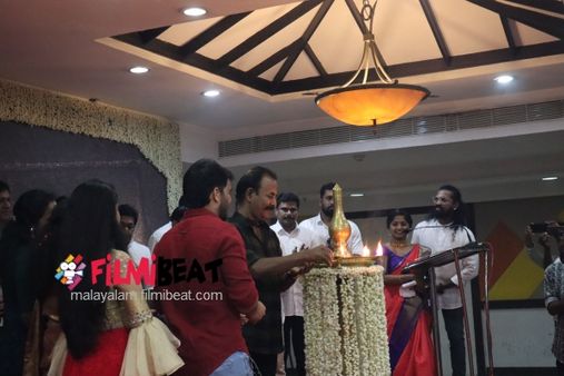 മഡ് റേസിന്റെ ആവേശവുമായി ഗരുഡചക്രം വരുന്നു