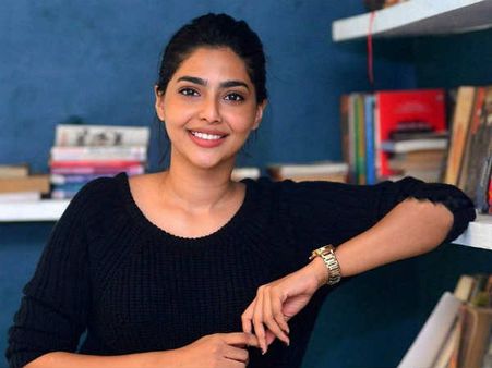വിജയ് സൂപ്പറും പൗര്‍ണമിയിലെ മിന്നും പ്രകടനം! ഐശ്വര്യ ലക്ഷ്മിക്ക് ഇത്തവണ രണ്ട് പുരസ്‌കാരങ്ങള്‍! കാണൂ