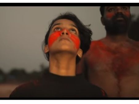 പറക്കട്ടെ പറക്കട്ടെ ചെങ്കൊടി! സോഷ്യല്‍ മീഡിയയില്‍ ശ്രദ്ധേയമായി ചെങ്കൊടി ആന്തം! വീഡിയോ കാണാം