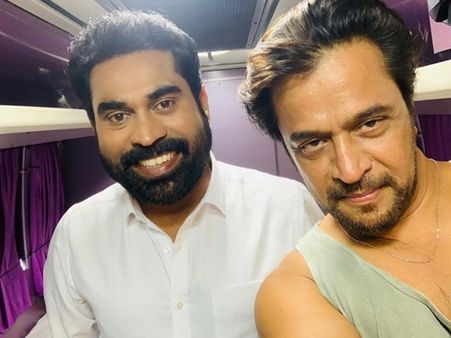 ജാക്ക് ഡാനിയേല്‍ സെറ്റില്‍ ആക്ഷന്‍ കിംഗിനൊപ്പം സുരാജ് വെഞ്ഞാറമൂട്! ലൊക്കേഷന്‍ ചിത്രം വൈറല്‍