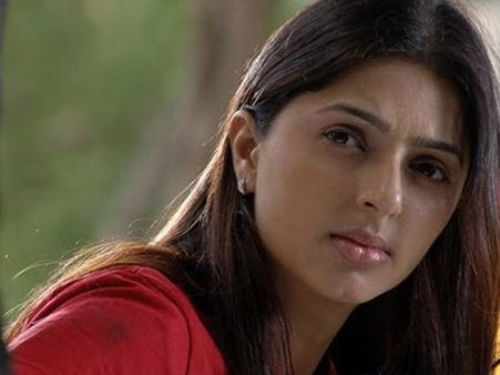 അമ്മ മരിച്ച ശേഷമുള്ള ആദ്യ പുരസ്‌കാരം, വികാരഭരിതയായി സൈമ വേദിയില്‍ ഭൂമിക