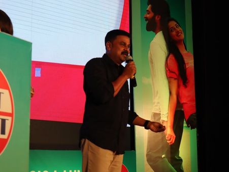 ആ കലാകാരനെ വേദിയില്‍ വിളിച്ച് ദിലീപ് അഭിനന്ദിച്ചു, അതാണ് ജനപ്രിയ നായകന്‍