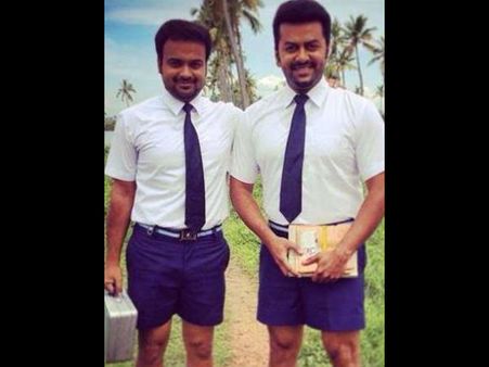 നിക്കറിട്ട് സ്‌കൂള്‍ കുട്ടികളായി എത്തി ചാക്കോച്ചന്റെയും ഇന്ദ്രജിത്തിന്റെയും 'വെറൈറ്റി' ആശംസ