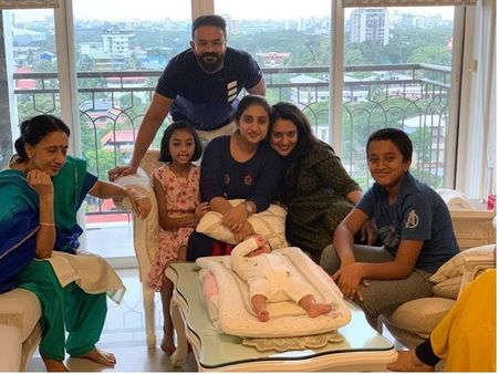 കുഞ്ചാക്കോ ബോബന്റെ വീട്ടില്‍ ജയസൂര്യയും കുടുംബവും! ഫോട്ടോ എടുക്കുന്നതിടെ മുഖം മറച്ച് താരപുത്രന്‍ ഇസ