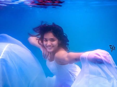 അണ്ടര്‍വാട്ടര്‍ ഫോട്ടോഷൂട്ടുമായി സാനിയ ഇയ്യപ്പന്‍, കൈയ്യടിച്ച് സോഷ്യല്‍മീഡിയ !!