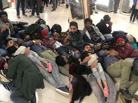 മകളെ നെഞ്ചോട് ചേര്‍ത്ത് ടൊവിനോ തോമസ്! എയര്‍പോര്‍ട്ടില്‍ നിലത്ത് കിടന്ന് എടക്കാട് സംഘം! ചിത്രം വൈറല്‍