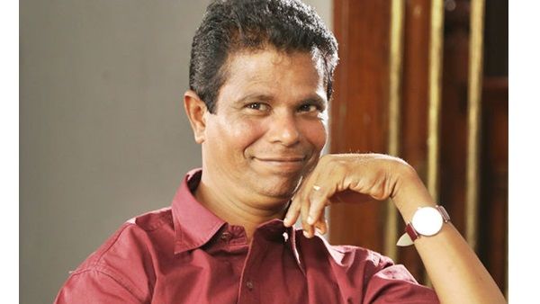 നിലത്തിരുന്ന് സ്വന്തം സിനിമയുടെ ട്രെയിലര്‍ കണ്ട് ഇന്ദ്രന്‍സ്! വെെറലായി വീഡിയോ
