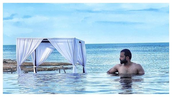 കടലില്‍ കുളിക്കുന്ന പൃഥ്വിരാജ്! ചിത്രത്തിന്റെ കടപ്പാട് ചോദിച്ച് സുപ്രിയ മേനോനും, പോസ്റ്റ് വൈറല്‍