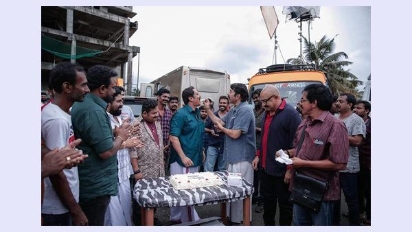 മമ്മൂട്ടി കേക്ക് നല്‍കി! ബൈജുവിന്റെ പിറന്നാള്‍ ആഘോഷമാക്കി ഷൈലോക്കും സംഘവും! ചിത്രം വൈറലാവുന്നു!