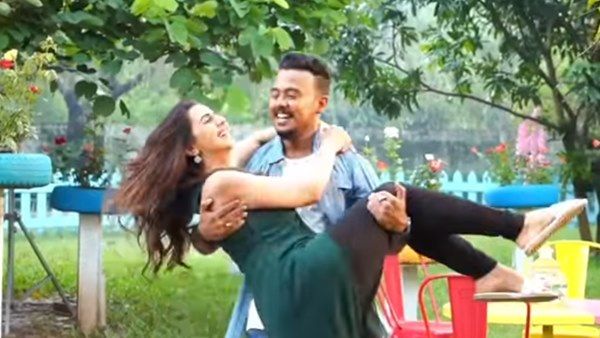 നിക്കി ഗല്‍റാണിയെ എടുത്ത് പൊക്കി കിളി പോയ നായകന്‍! ധമാക്ക ലൊക്കേഷനിലെ രസകരമായ വീഡിയോ