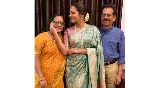 മകള്‍ സ്വപ്നം കാണുന്നതില്‍ ഭയപെടാതിരുന്നവര്‍! തന്റെ അംഗീകാരങ്ങള്‍ക്ക് പിന്നില്‍ ഇവരാണെന്ന് പാര്‍വതി