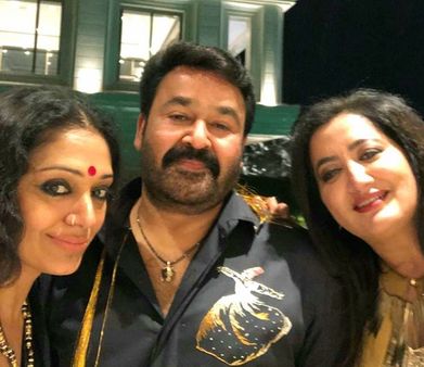 ക്ലാരയ്ക്കും ഗംഗയ്ക്കും നടുവിൽപ്പെട്ട് മോഹൻലാൽ! ആ മനോഹര ചിത്രം പങ്കുവെച്ച് താരം...