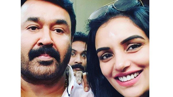 നടി ശ്വേത മേനോനും മോഹന്‍ലാലും എടുത്ത സെല്‍ഫിയിൽ മറ്റൊരാൾ! സ്വയം ട്രോളി അജു വര്‍ഗീസ്