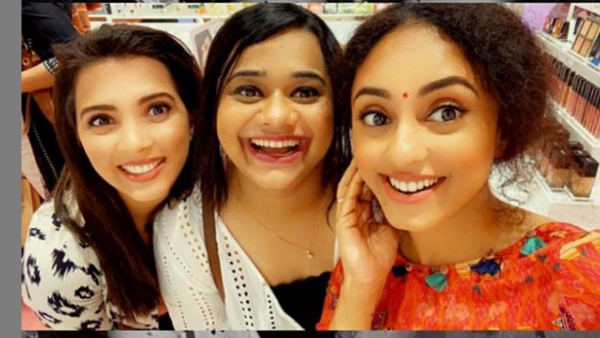 ഞങ്ങളുടെ മുഖത്ത് 10 കിലോ മേക്കപ്പുണ്ടെന്ന് പേളി! സുഹൃത്തുക്കള്‍ക്കൊപ്പമുള്ള ചിത്രം വൈറല്‍!