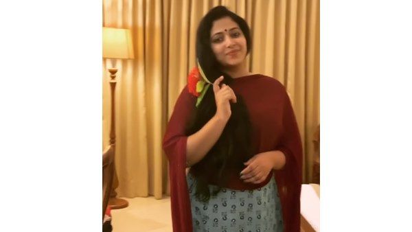 പ്രണയാര്‍ദ്രയായി പൂവും കൈയില്‍ പിടിച്ച് അനു സിത്താരയുടെ അഭിനയം! പിന്നാലെ ആരാധകരുടെ ആശംസകളും