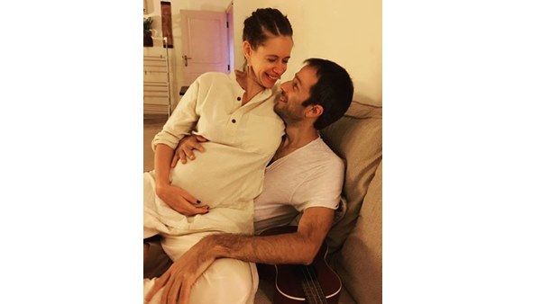 ഗര്‍ഭകാലത്തിന്റെ 8-ാം മാസം! പങ്കാളിയുടെ മടിയിലിരിക്കുന്ന ചിത്രവുമായി നടി കല്‍ക്കി