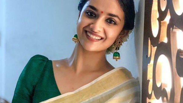 സാരിയിൽ തലയിൽ മുല്ലപ്പൂവ് ചൂടി കീർത്തി! ചിത്രം പകർത്തി മേനകയും സുരേഷും, ദേശീയ പുരസ്കാര വിതരണം
