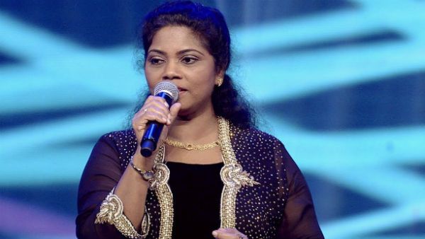 ഗായിക മിൻമിനിയെ ചേർത്ത് പിടിച്ച് എസ് ജാനകി, സാരി കൊണ്ട് കണ്ണീരൊപ്പി, ഹൃദയസ്പർശിയായ രംഗം