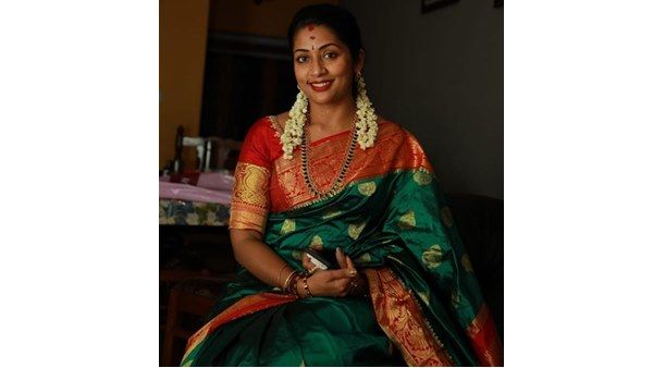 സാരി ഉടുത്ത് മുല്ലപൂ ചൂടി നടി നവ്യ നായര്‍! ഏറെ കാലത്തിന് ശേഷം നവ്യ അതീവ സുന്ദരിയായെന്ന് ആരാധകര്‍