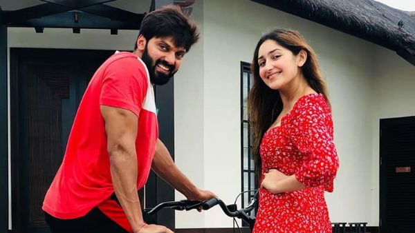 ആര്യയ്ക്ക് സയേഷയുടെ സ്നേഹാശംസ! മാലി ദ്വീപിലെ വെക്കേഷന്‍ ചിത്രങ്ങള്‍ വൈറലാവുന്നു!