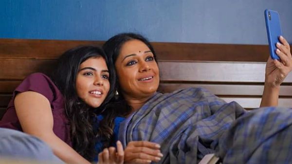 ശോഭനയ്‌ക്കൊപ്പമുള്ള സിനിമ പൂര്‍ത്തിയായി!! അനൂപ് സത്യനെ കെട്ടിപ്പിടിച്ച് സന്തോഷം പങ്കുവെച്ച് കല്യാണി