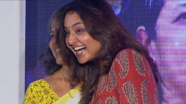 അമ്മയെ വേദിയില്‍ കണ്ടതും കണ്ണുനിറഞ്ഞ് മഞ്ജു വാര്യര്‍! ലേഡി സൂപ്പര്‍സ്റ്റാറിന് ലഭിച്ച സര്‍പ്രൈസ്!